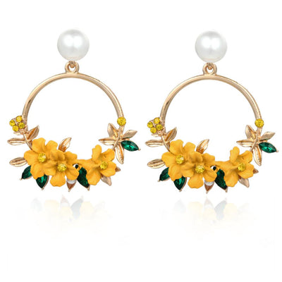 Flower and Pearl Earrings in Gold